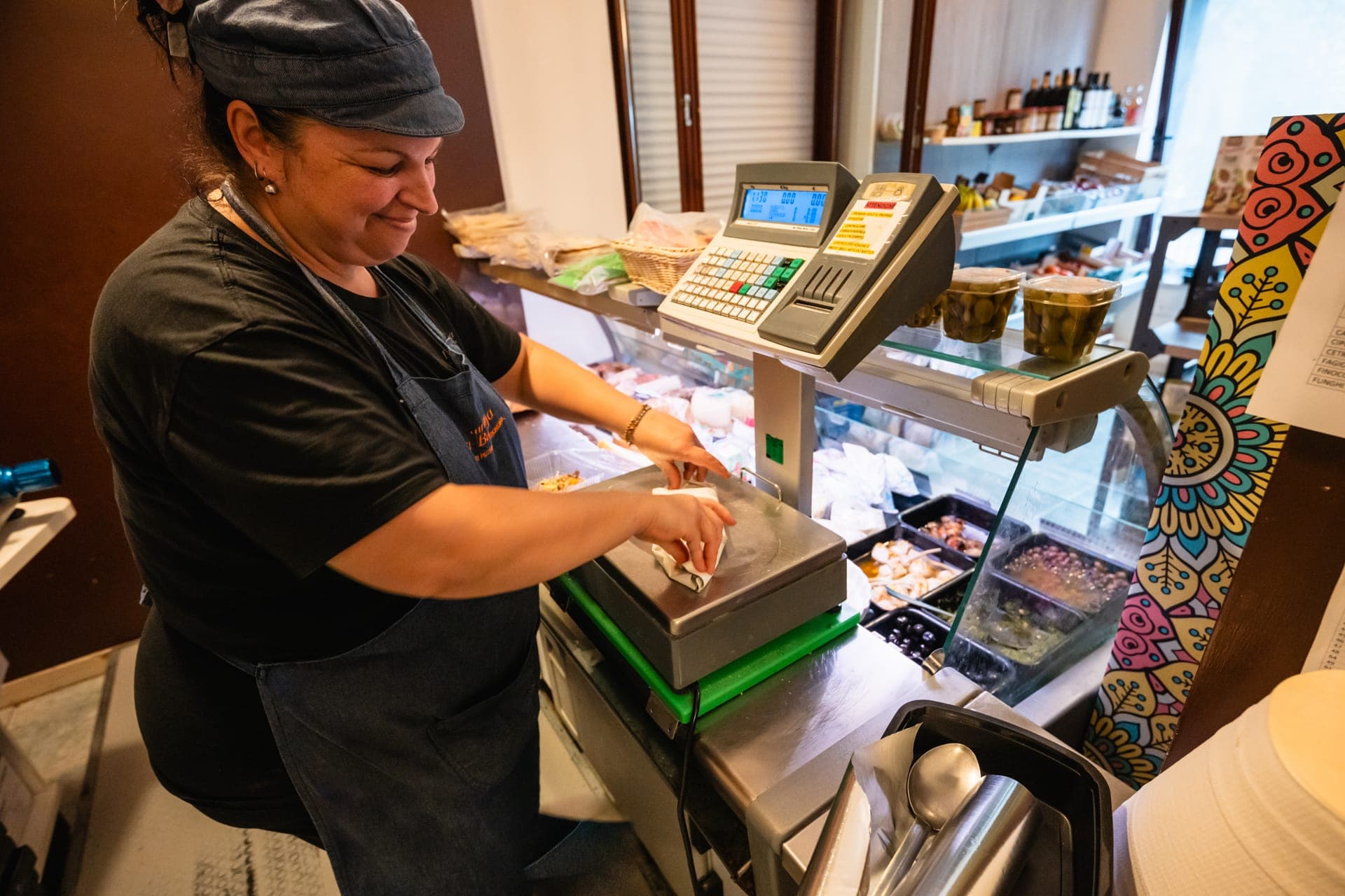 Collaboratrice al banco della Bottega di Roberto Bolletta